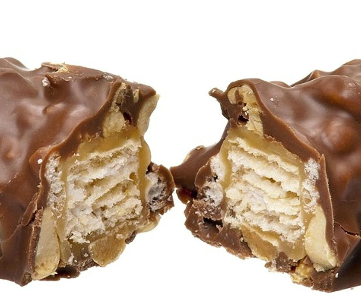 Manos preparando postres y dulces de chocolate frescos