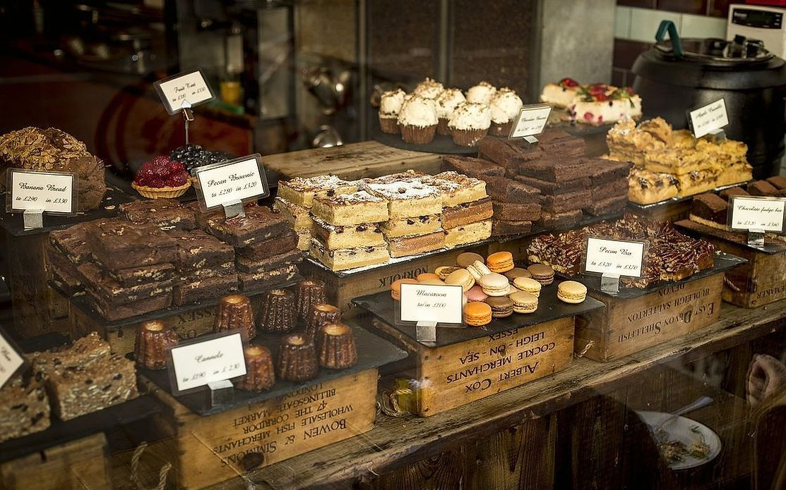 Una barra de chocolate artesanal con cobertura crujiente