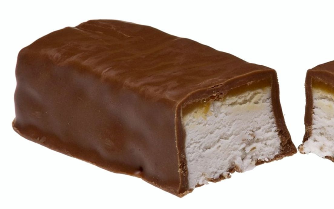 Una barra de chocolate con decoración de cacao